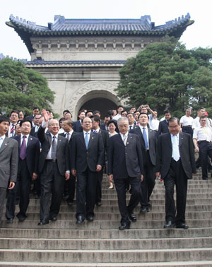 Kuomintang (KMT) Chairman Wu Poh-hsiung (C, front) visits the mausoleum of Dr. Sun Yat-sen in Nanjing, capital of east China's Jiangsu Province, June 1, 2009. Wu visited the mausoleum of Dr. Sun Yat-sen, the founding father of the Kuomintang Party and the forerunner of the anti-feudalism revolution in China, and participated in activities commemorating the 80th anniversary of the official burial of Dr. Sun in Nanjing on Monday.(Xinhua/Xing Guangli)